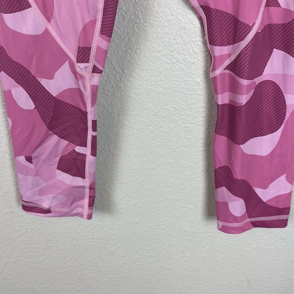ZYIA LIGHT N TIGHT HIGH WAISTED PINK CAMO CAPRIS 20”LEGGINGS - Picture 4 of 8
